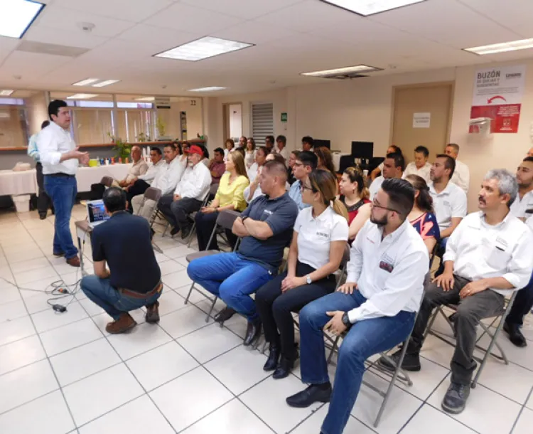 Capacitan a empleados de Agencia Fiscal