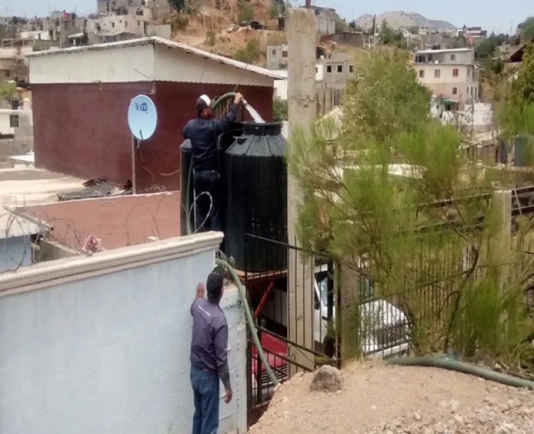 Apoya Oomapas a vecinos con repartición de agua