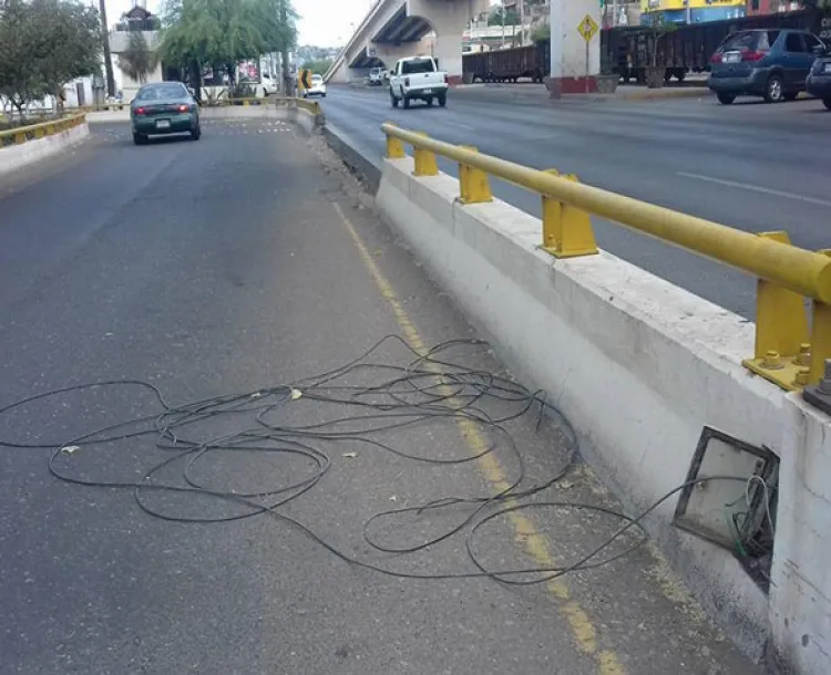 Vandalizan cableado de puente peatonal