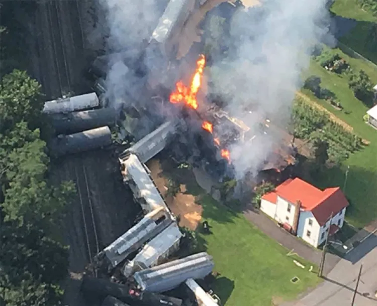 Evacuan a familias por descarrilamiento de tren en Pensilvania