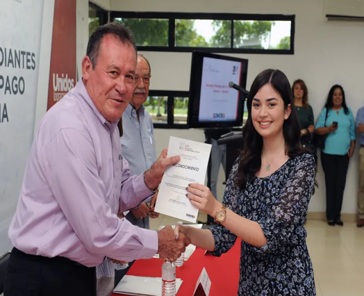 Continúa Estado con apoyos de becas Megarregión Sonora-Arizona