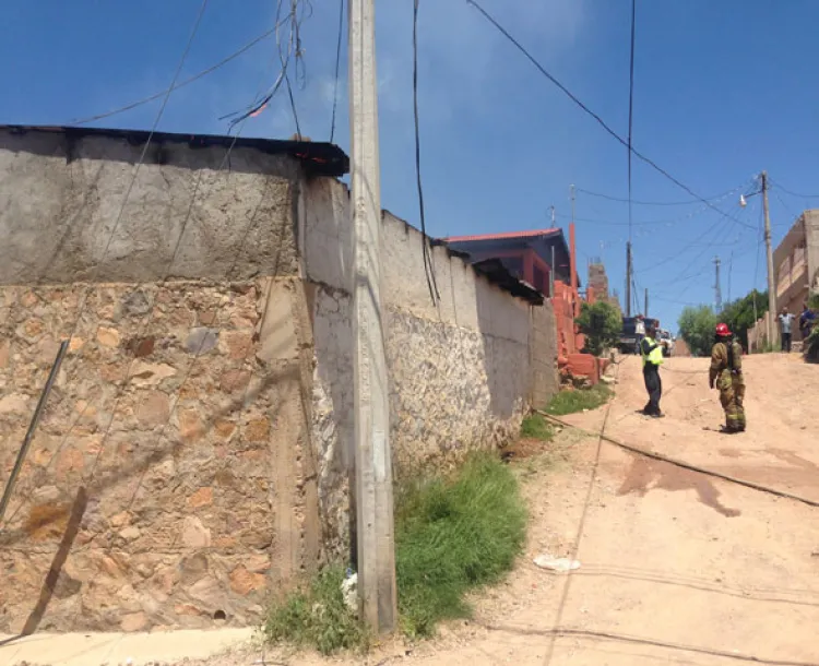 Fuego en vivienda daña cables de alta tensión en la Esperanza