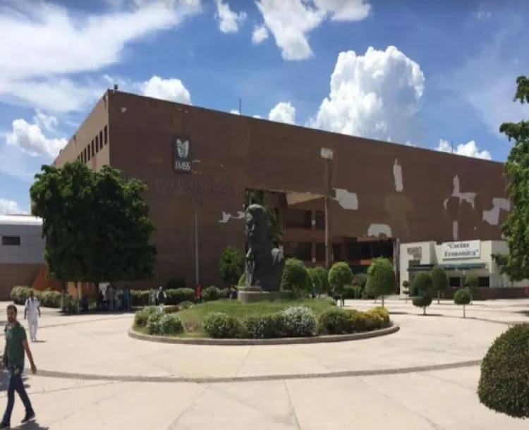 Hombre se lanza del tercer piso del IMSS en Obregón