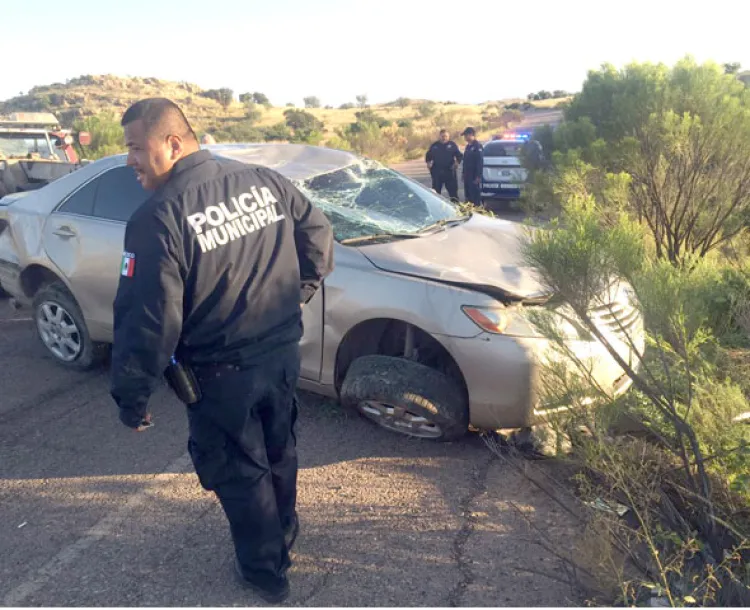 Hallan carro volcado en periférico Oriente