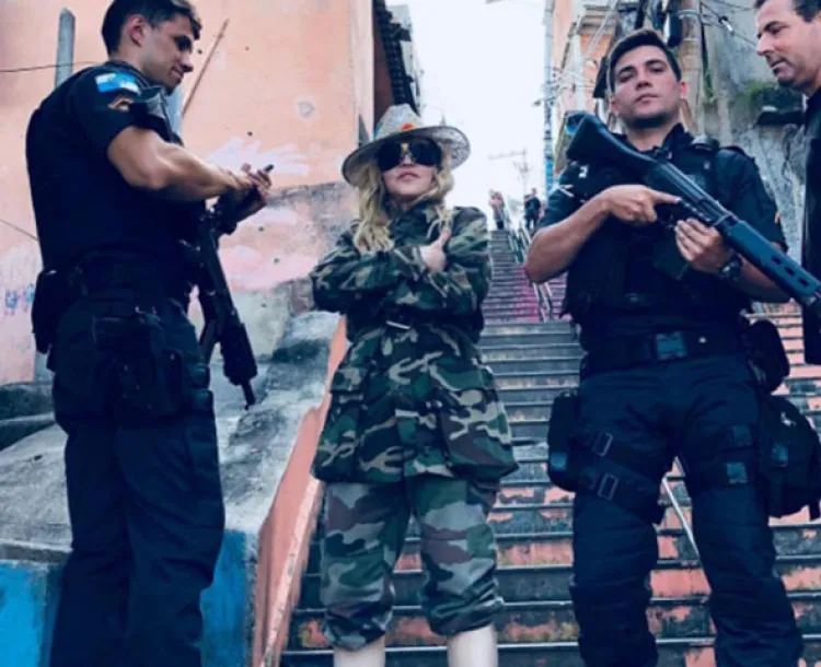 Madonna visita favela de Río, pero armada hasta los dientes