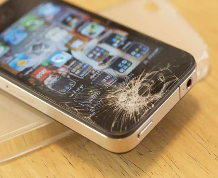 Pueden hackear tu celular al cambiar la pantalla quebrada