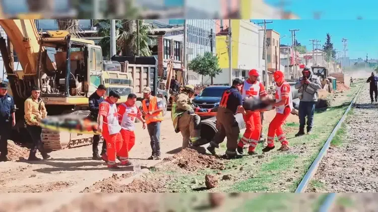 Derrumbe sepulta a trabajadores en la Ruiz Cortines en Nogales, son rescatados