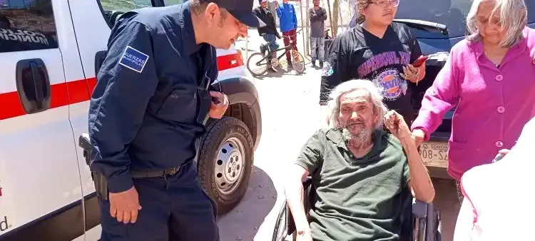 Rescatan agentes de la Policía Municipal de Nogales a adulto mayor de incendio en la Esperanza