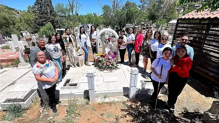Candidatas llevan flores a Delia Siqueiros, Reina Mártir de Nogales