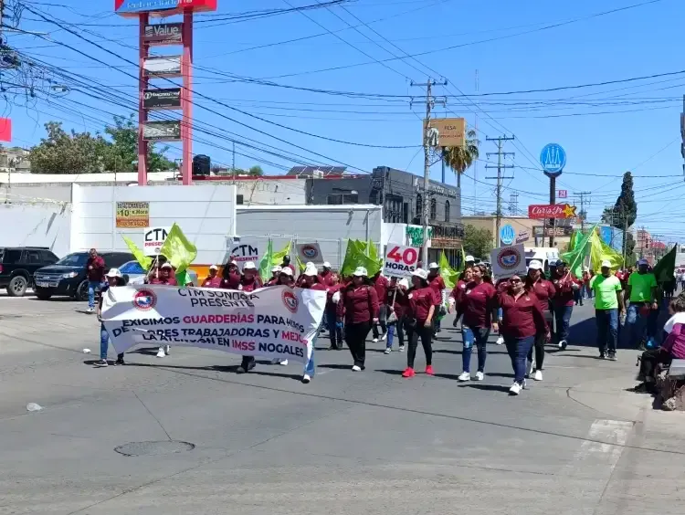 Desfilan por el Día del Trabajo en Nogales