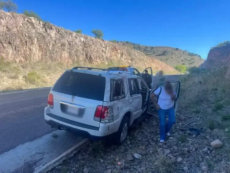 Mujer vuelca al conducir por “La Pirinola”, resulta ilesa