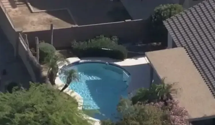 Tragedia en Phoenix: Gemelas de 3 años mueren ahogadas en piscina familiar; su padre las encontró sin vida