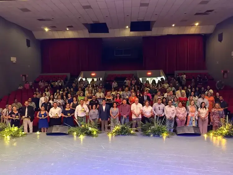 Alcalde Gim Nogales reconoce a maestros con 25 años de labor en las aulas
