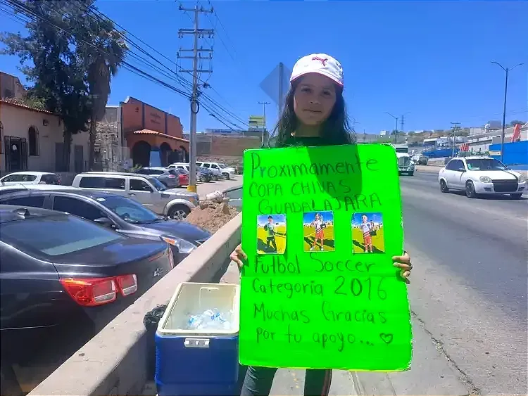 Niña de 8 años vende agua en semáforos de Nogales para participar en la Copa Chivas 2024