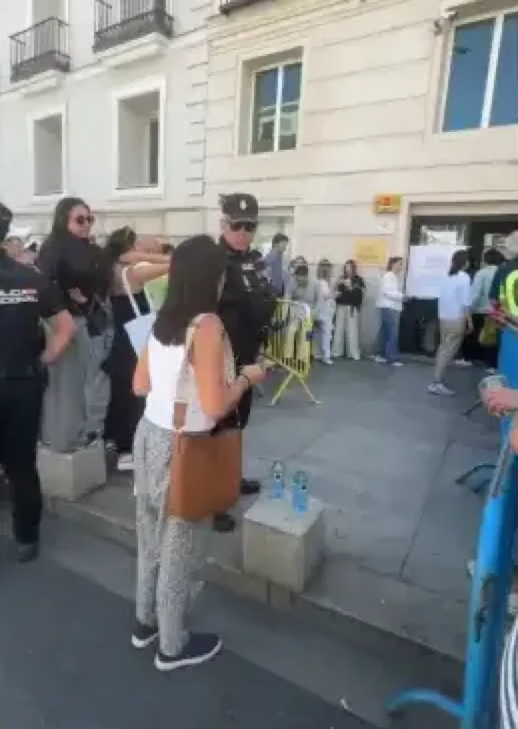 VIDEO: Protestas en casilla de la Embajada de México en Madrid