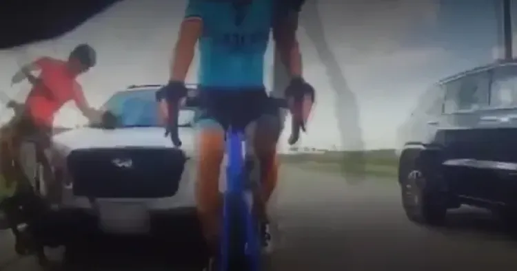 Embiste y huye: ciclistas atropellados sobreviven en el Aeropuerto DFW