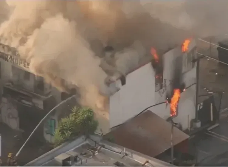 Incendio en Hollywood: Mujer herida en edificio abandonado