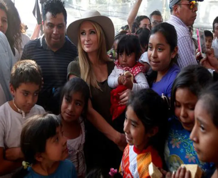 Paris Hilton visita a damnificados en Xochimilco