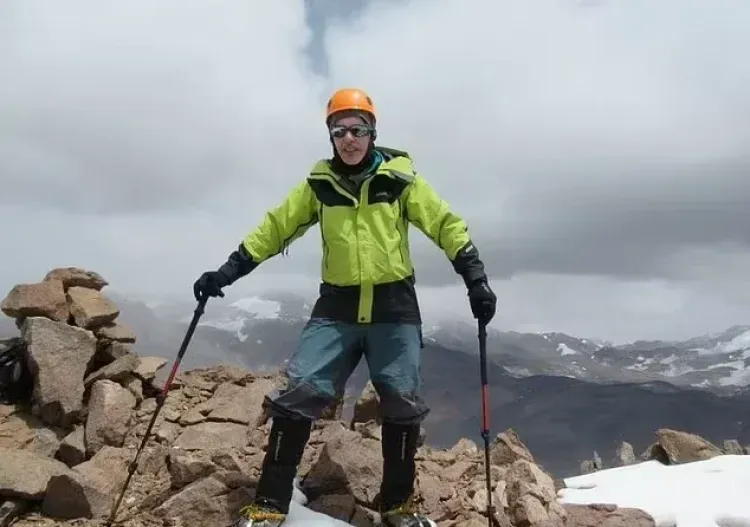 VIDEO: Encuentran sin vida a reconocido alpinista tras caer al abismo en montaña nevada