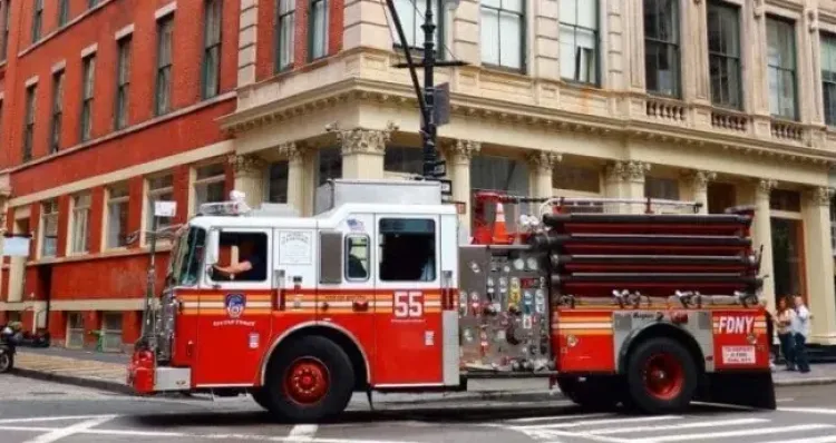 Tragedia en Brooklyn: Hombre incendia su apartamento tras amenaza con cuchillo