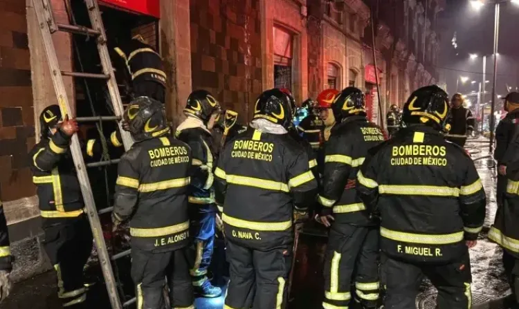 Incendio en CDMX causa pánico: Fuego devora bodega en el Centro Histórico