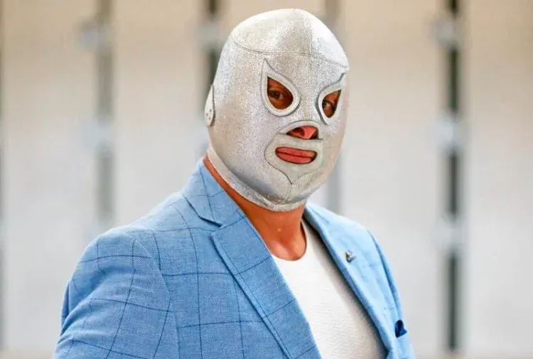 Shock en la lucha libre: Tras 42 años de misterio, 'El Hijo del Santo' se quita la máscara en VIVO