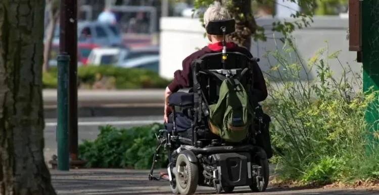 Buscan a conductor que atropelló y mató a anciano en silla de ruedas en Pasadena