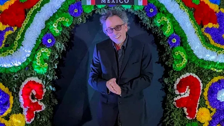 Tim Burton en México: El icónico elenco de 'Beetlejuice Beetlejuice' enloquece a los fans