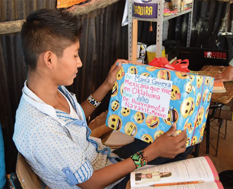 Estudia entre cartón y plástico, menor que lloró con pastel