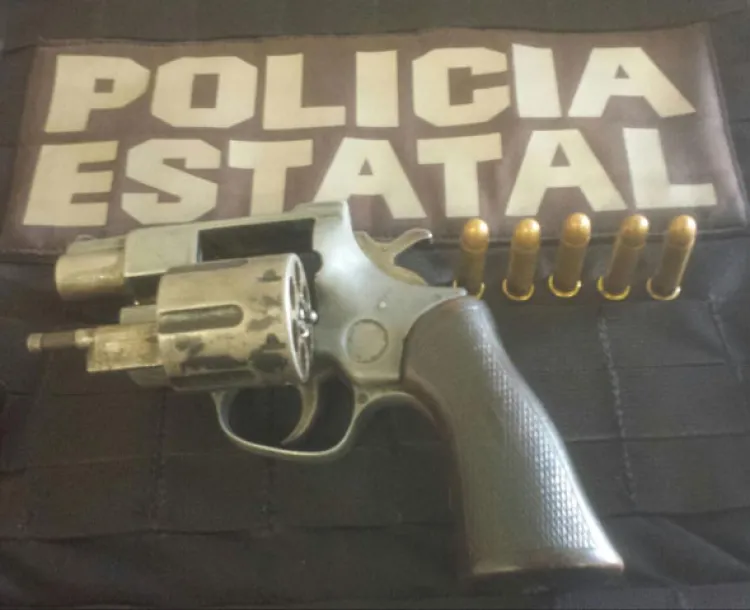 Detienen policías a persona con un arma de fuego