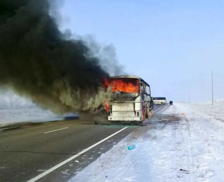 Fallecen 52 personas en incendio de autobús en Kazajstán