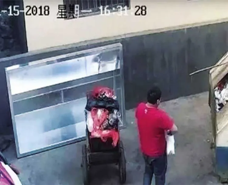 Padre tira a su bebé a la basura