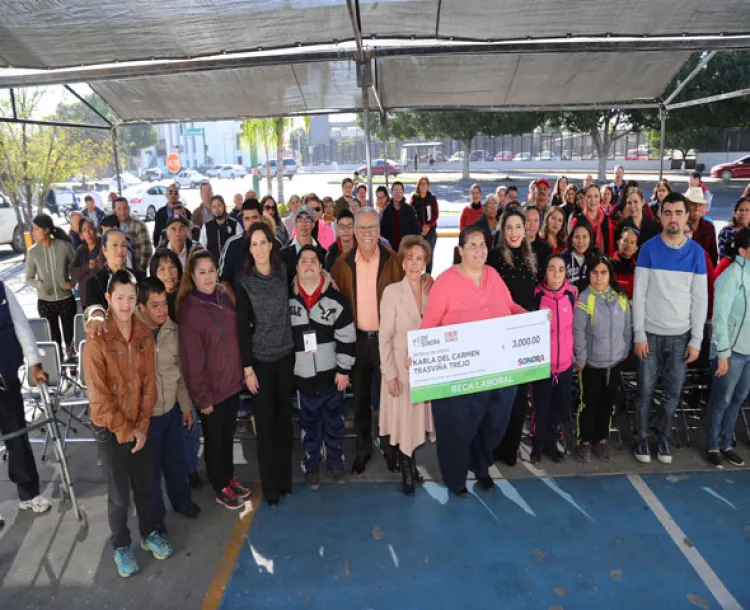 Apoya DIF a con becas laborales