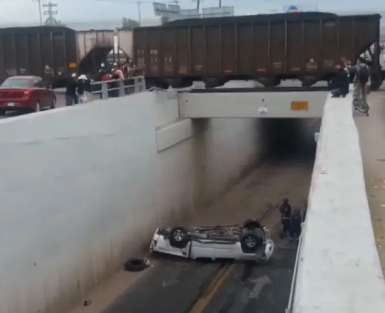 Impacta tren a conductora y cae a desnivel