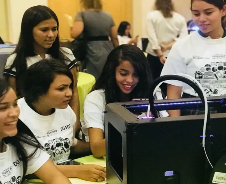 Impulsa SEC estudien más mujeres ingenierías