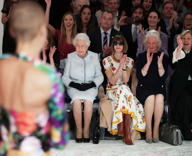 La reina Isabel II acude a la Semana de la Moda