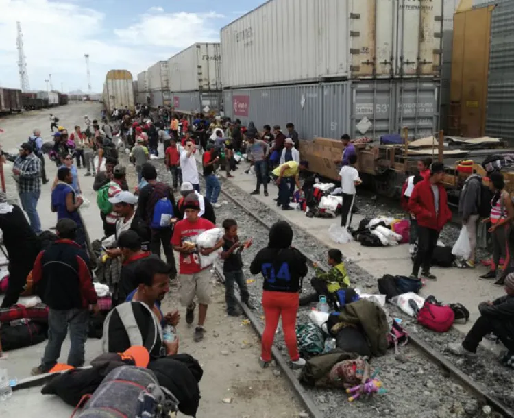 Arriba caravana de migrantes a bordo del tren