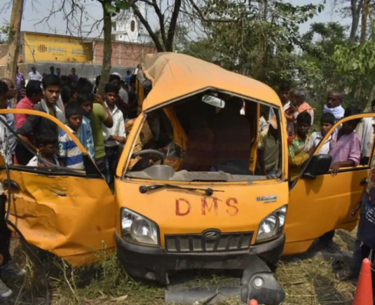 Tren embiste camión escolar y mueren 13 niños en la India