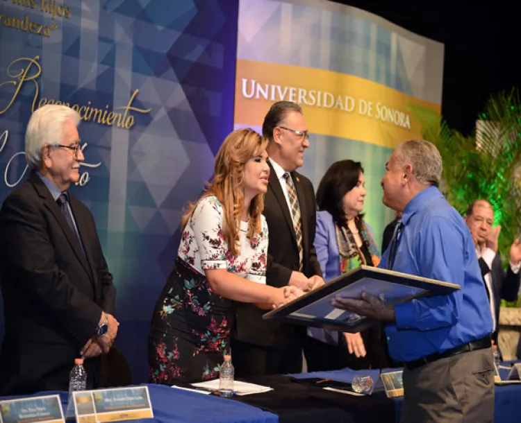 Reconoce trayectoria de maestros de la Unison