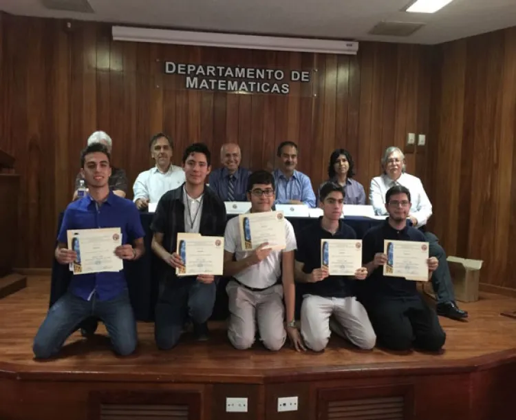 Destaca Cobach en concurso de física y matemáticas