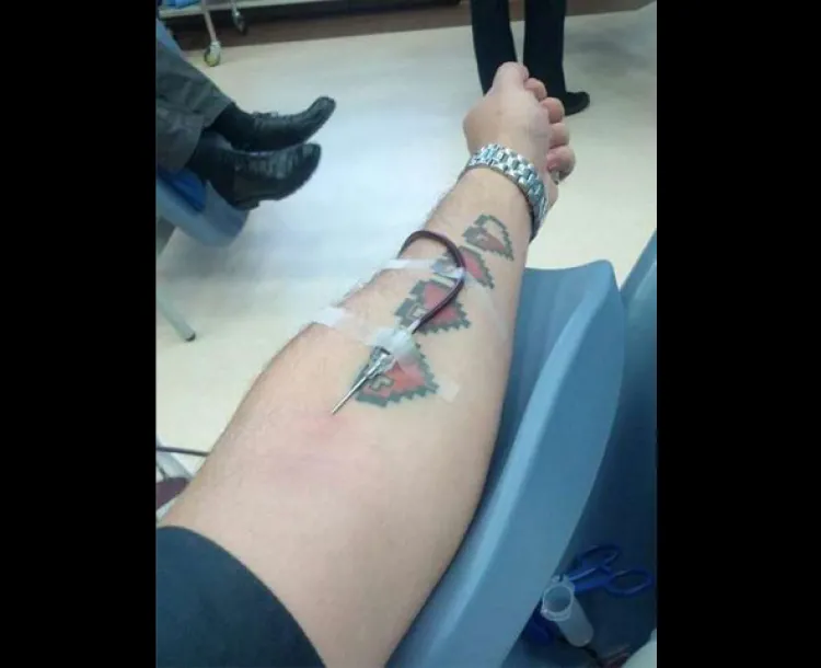 Personas tatuadas o con perforaciones sí pueden donar sangre
