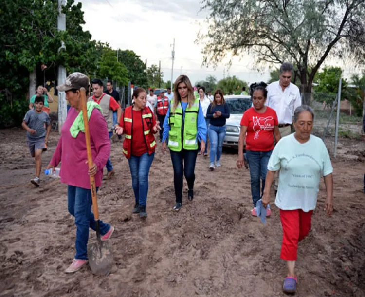 Recorre Gobernadora zonas afectadas por lluvias en La Atravesada