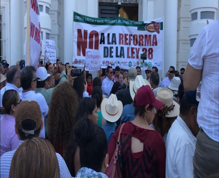 Derechohabientes del Isssteson exigen abasto de medicamento