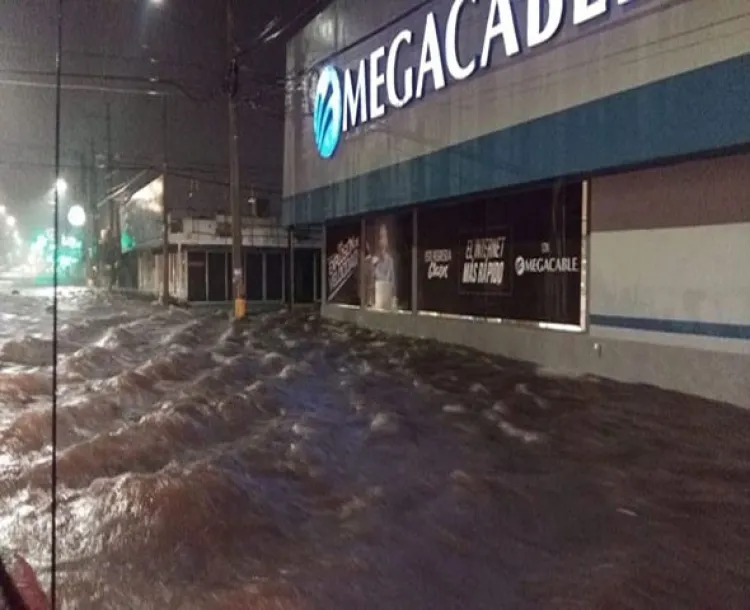 Lluvia torrencial deja inundaciones en Hermosillo