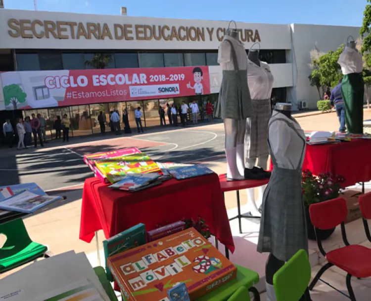 Gobernadora supervisa envió de última remesa de material escolar