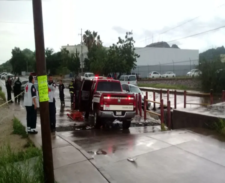 Cae mujer a canal por lluvia y fallece