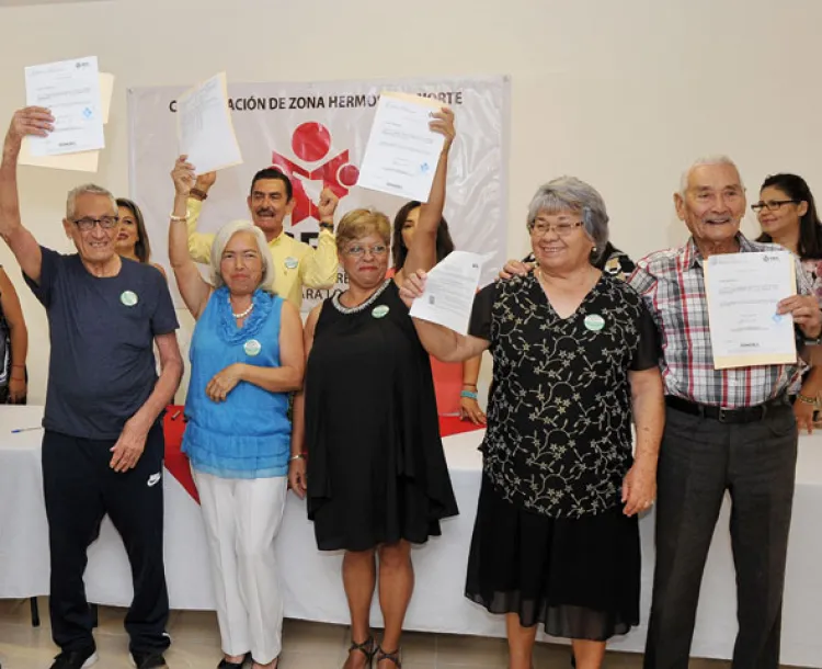 Reciben certificados de estudios en el Día del Abuelo