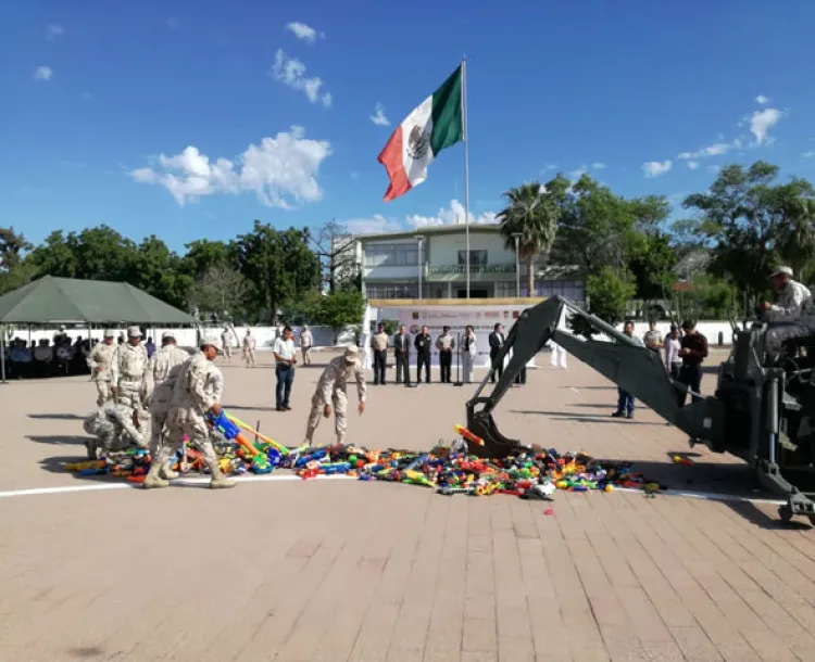 Destruyen 807 juguetes bélicos en Hermosillo