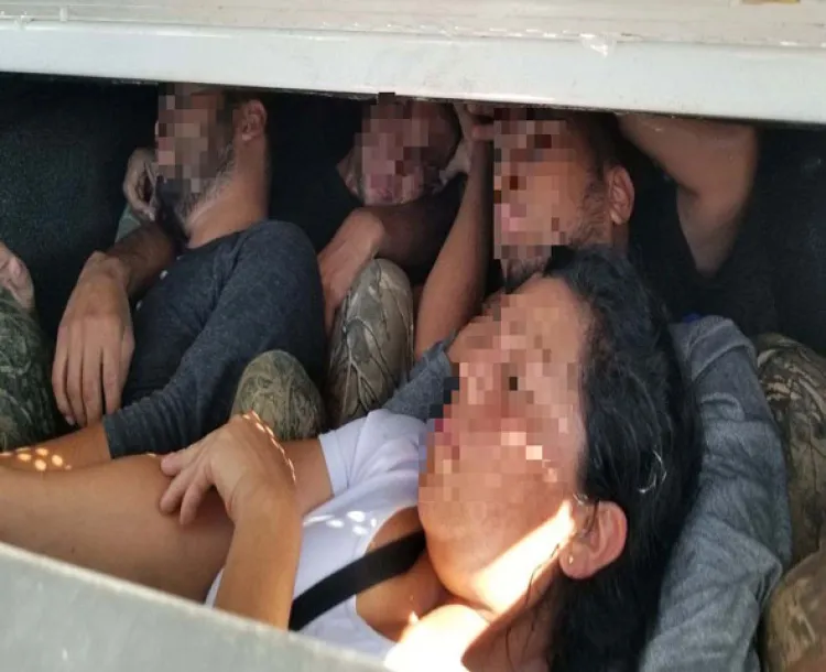 Aseguran 11 migrantes ocultos en caja de pick up