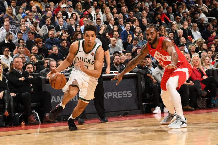 Bucks frenan a Raptors